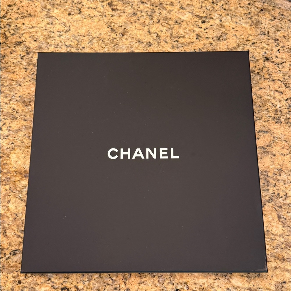 CHANEL  gift box Storage box 10.5in x10.5in - Picture 4 of 6